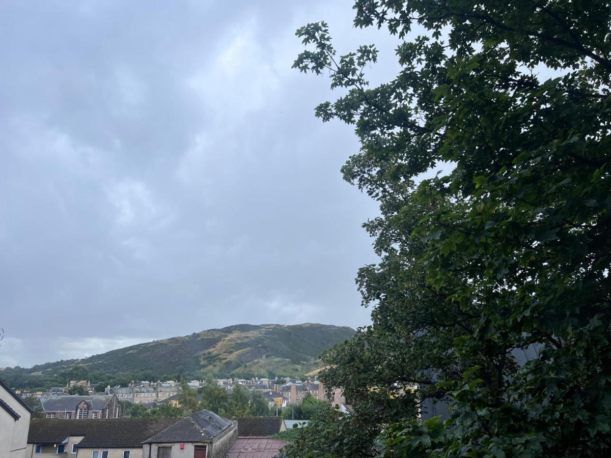 Lovely 4 Bedroom 2Nd Floor Walk Up Apartment Edinburgh Exterior foto